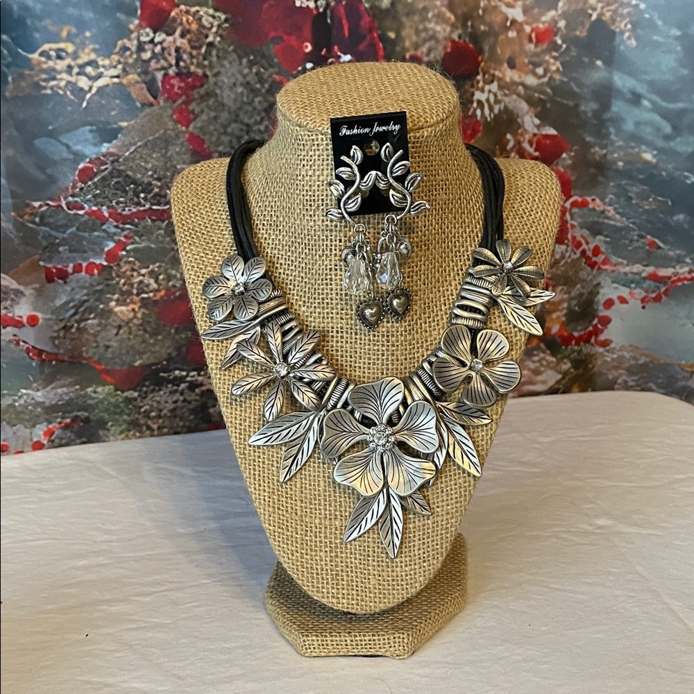 Fashion Jewelry Silver Floral Necklace Set